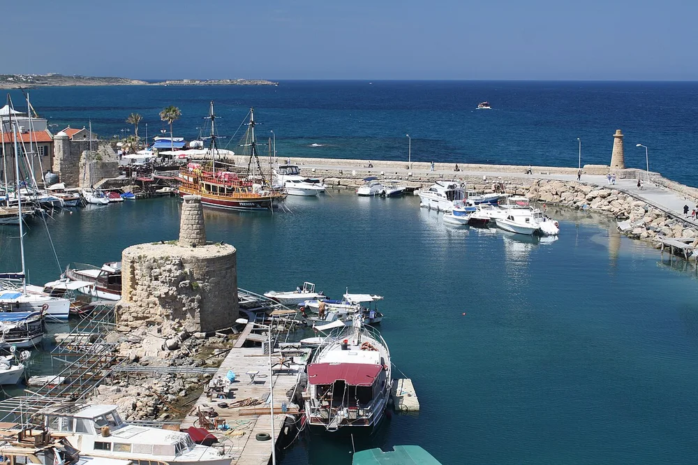 Gündüz Girne Eski Limanı, tekneler ve deniz manzarası